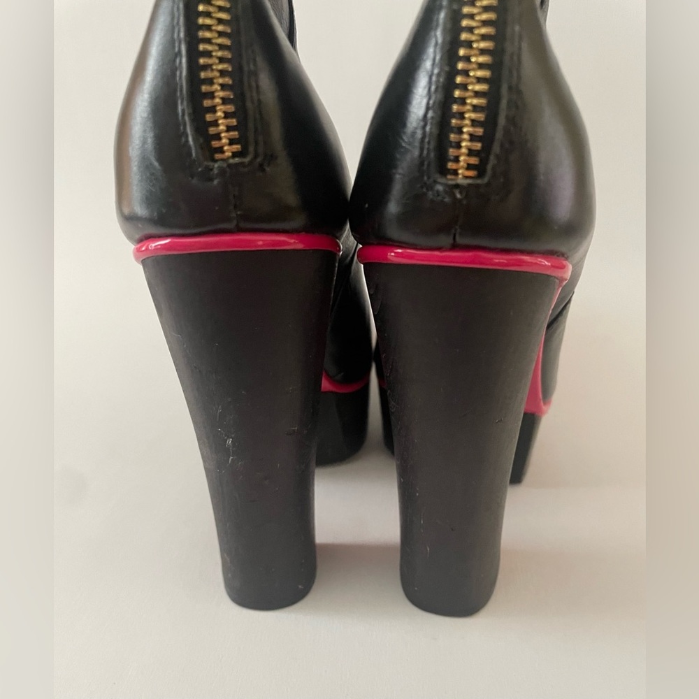 Betsey Johnson Fabulous Black Leather Ankle Boots with Pink Trim - Picture 7 of 15
